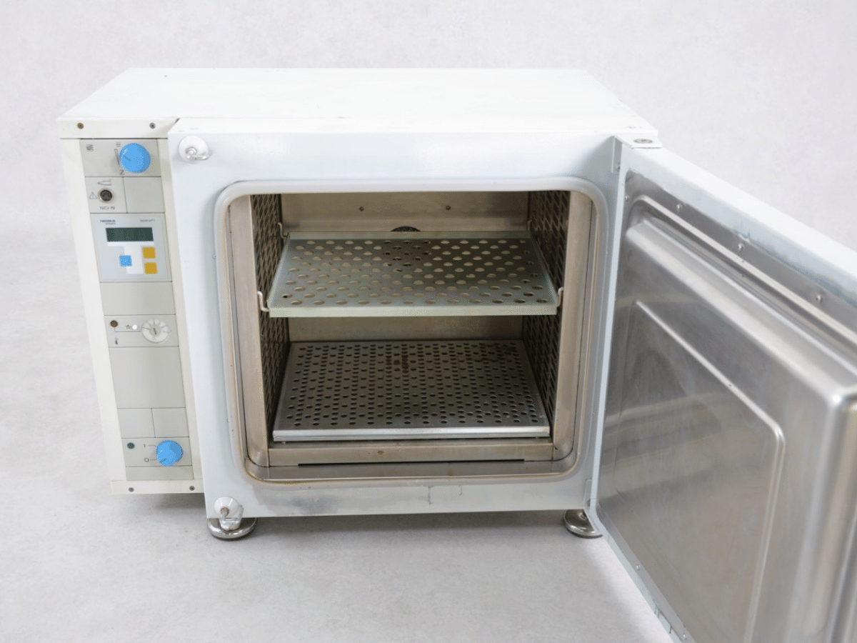 JZI - použité stroje - HERAEUS Oven for Batch Treatment, Model UT6060 [Ref. B1BMWN] 01